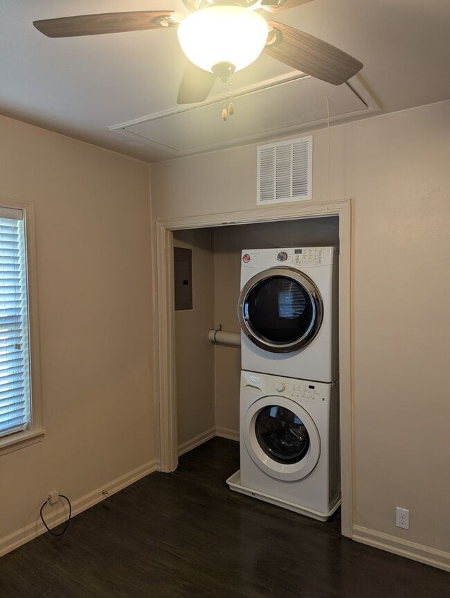 Building Photo - Well-maintained, Updated 2-bedroom home on...
