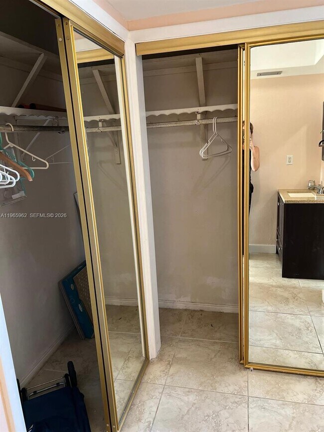 Building Photo - 1591 NE Miami Gardens Dr