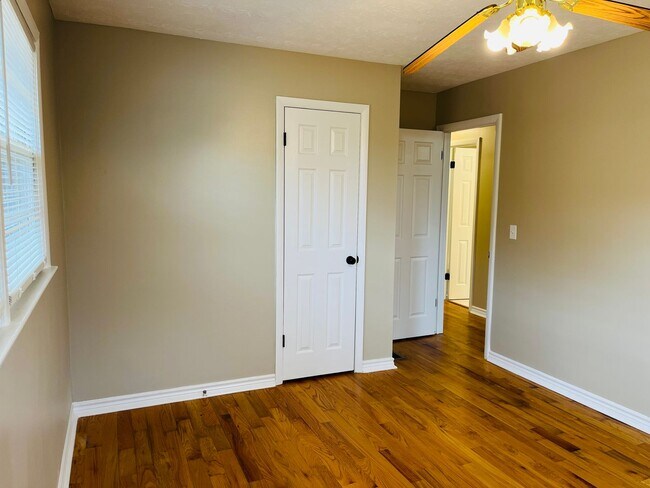 Building Photo - Charming 3-bedroom, 1.5-bath brick ranch situated on a large private lot in Carrollton! Must see!