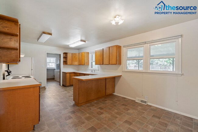 Building Photo - Students Welcome! 3 Bedroom Ranch with Big Back Yard