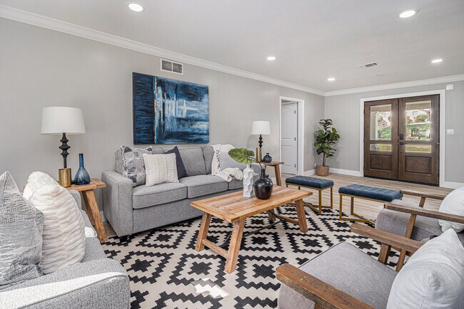 Building Photo - 2806 Chaucer Dr SW
