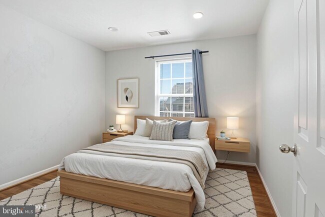Building Photo - 915 Buttonwood Terrace NE