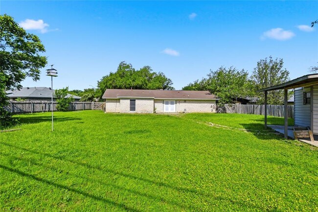 Building Photo - 5503 Basswood Ln