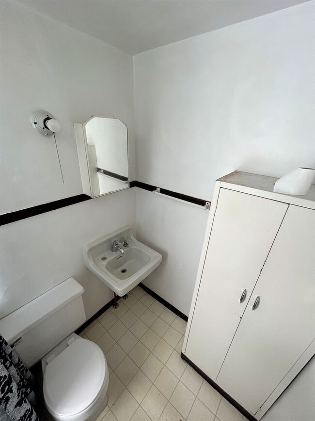 Building Photo - 300 S Maple