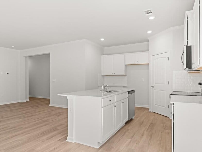 Building Photo - 102 Hughes Pl Dr