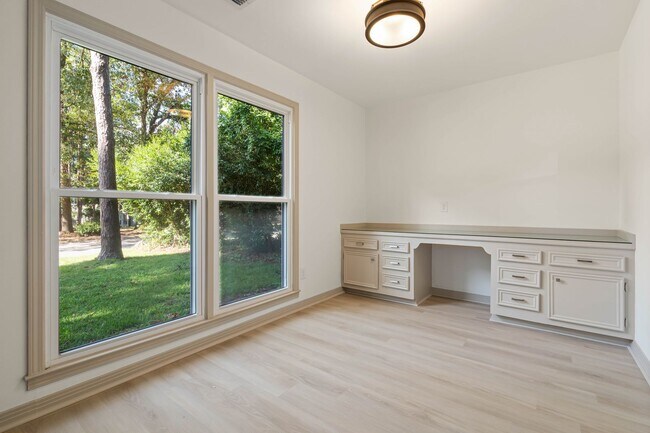 Building Photo - Lake Forest Golf Community