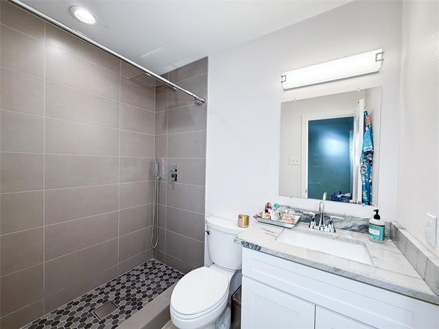 Building Photo - 811 Roaming Rd Dr