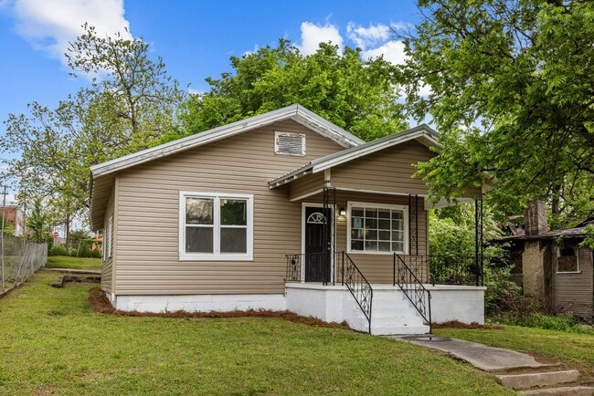 Building Photo - Charming 4 Bedroom, 1 Bathroom house