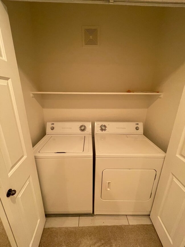 Building Photo - BEAUTIFULLY REMODELED TOWNHOUSE!