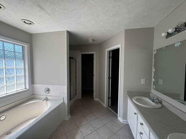 Building Photo - Spacious 3 Bedroom, 2.5 Bath Home with Bon...