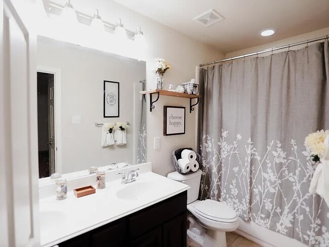 Building Photo - 1733 Rosson Rd