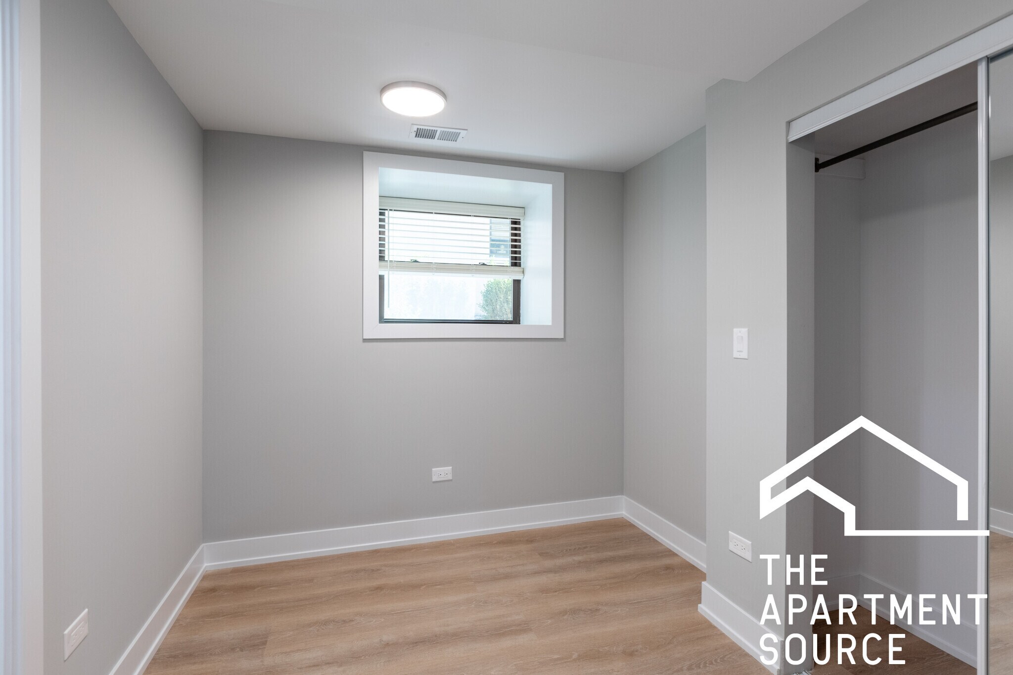 Building Photo - 454 W Belden Ave