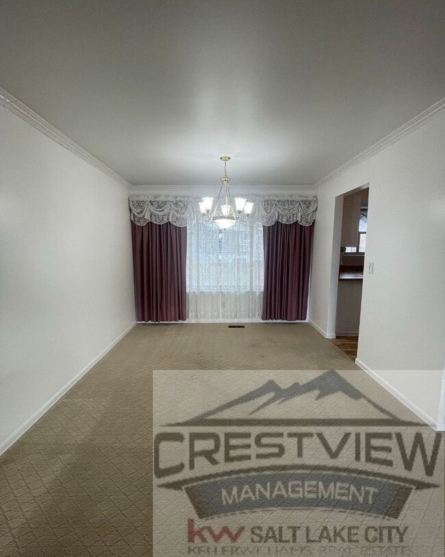 Building Photo - Charming East Sandy Home in a Prime Location