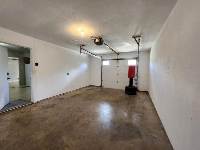 Building Photo - 907 Barry Dr