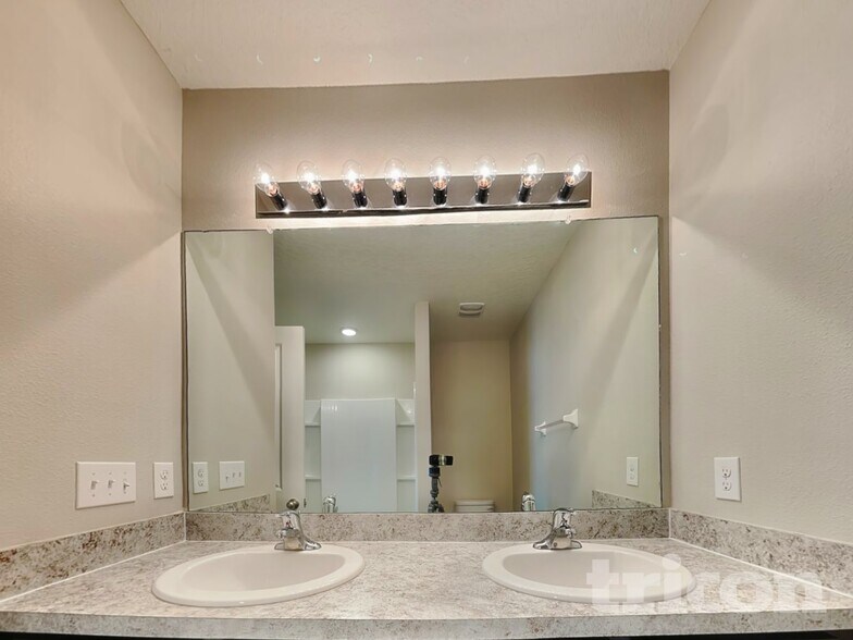 Building Photo - 6632 Seaway Dr