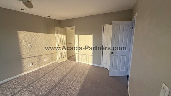 Building Photo - Three Bedroom Townhome