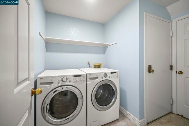 Building Photo - 5022 Lakeview Dr