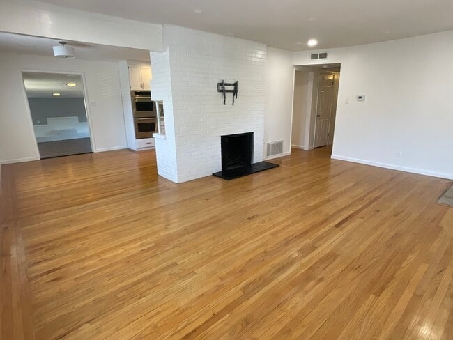Building Photo - 4524 Oxbow Dr