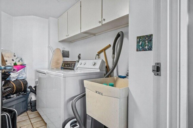 Building Photo - 1900 Consulate Pl