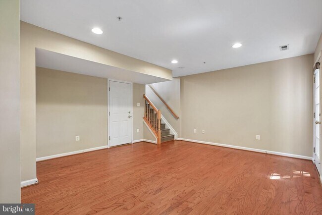 Building Photo - 7721 Valley Oak Dr
