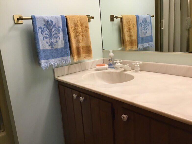 main floor full bathroom with tub - 5304 Lakeside Blvd