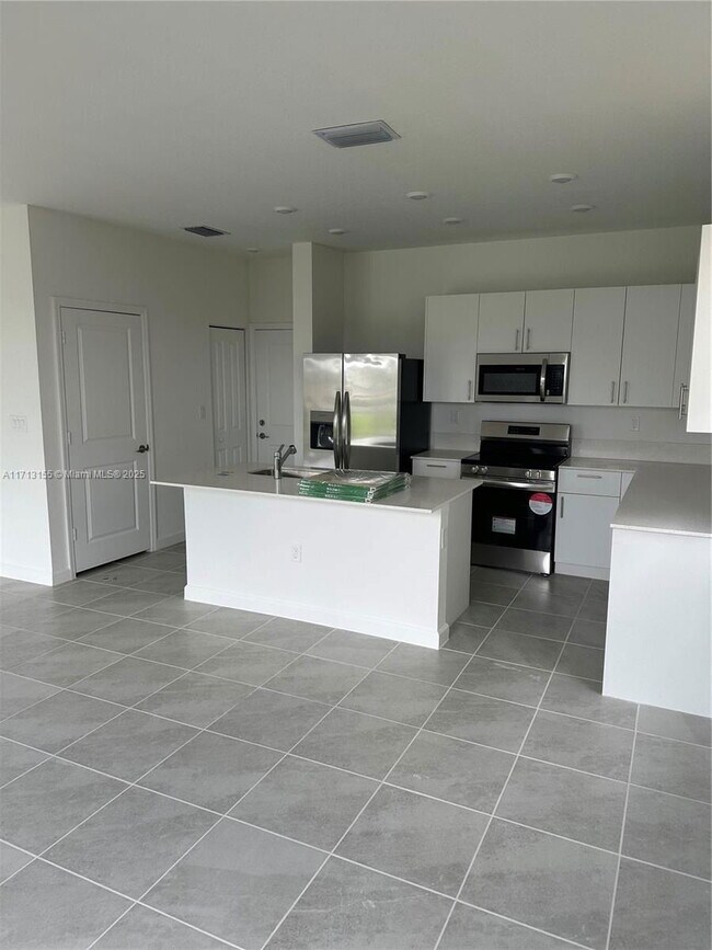 Building Photo - 2430 SE 24th St