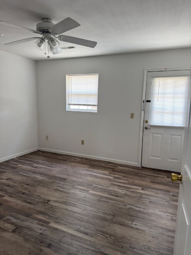 Building Photo - Ground Level 1 Bedroom Apartment in Salem!