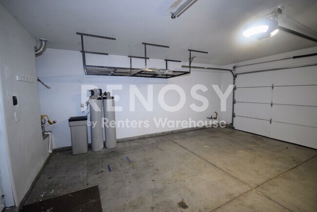 Building Photo - Space, Comfort, and a Layout Built for Real Life -- Iron Mountain Ranch