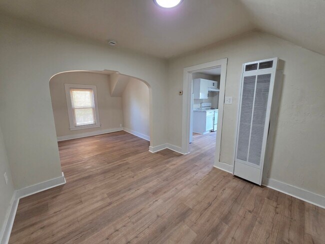 Building Photo - 124 S Lake St