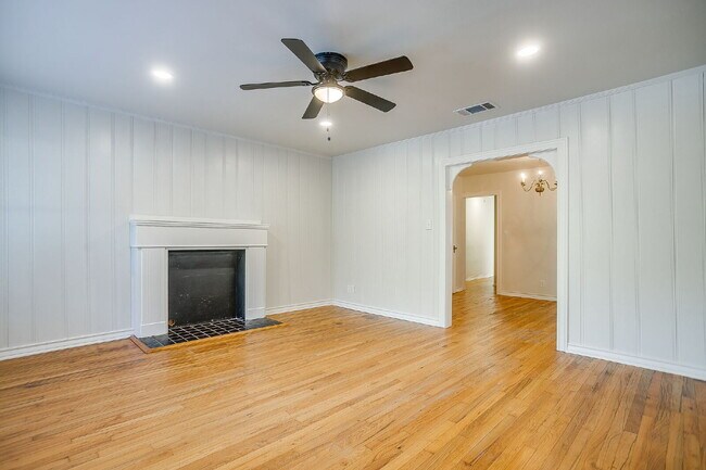 Building Photo - Adorable 1-Bedroom Duplex located near dow...