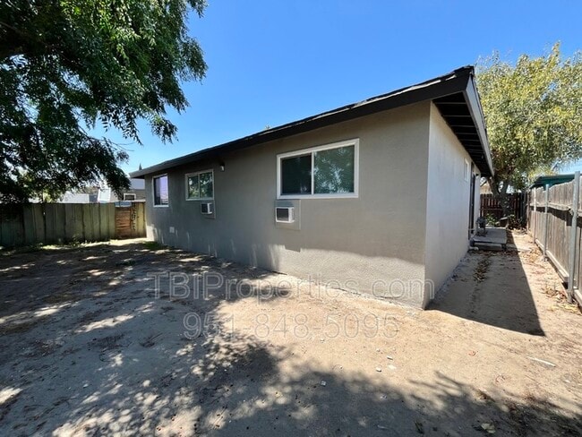 Building Photo - 515 Ramona Ave N