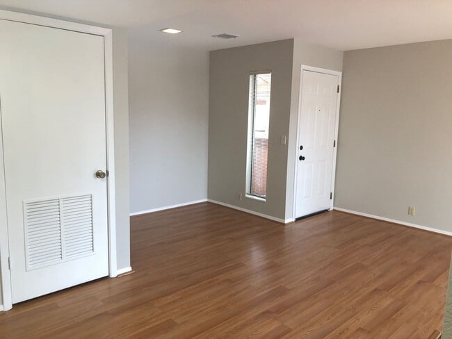 Building Photo - Cute Condo For Rent in Cottonwood Heights!