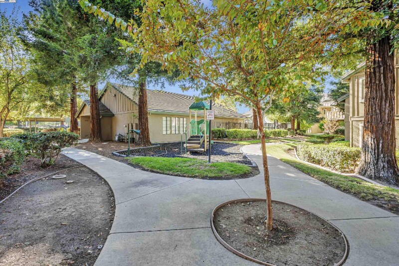 Building Photo - 1101 Lakeview Cir