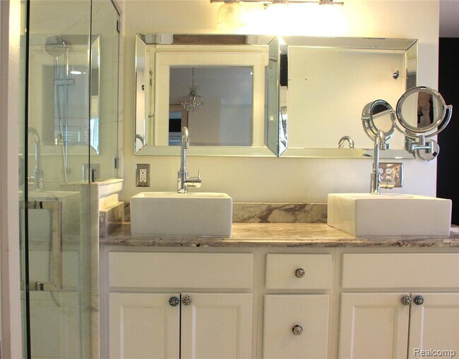 Building Photo - 115 E Lincoln St