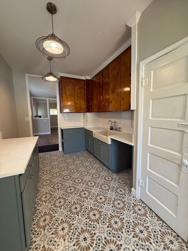 Building Photo - Adorable Home Available