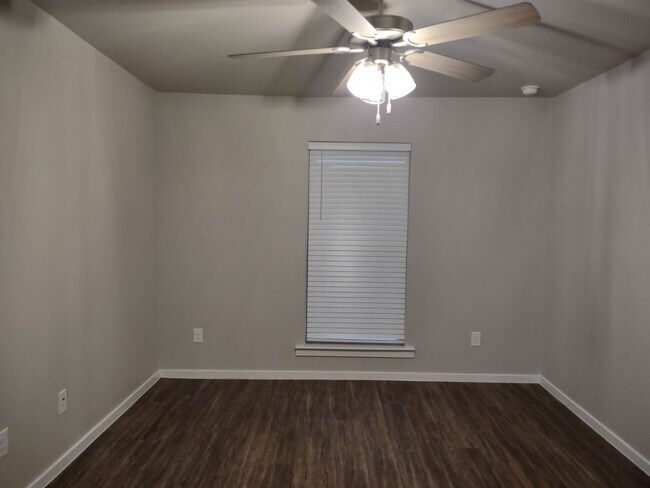 Building Photo - 2121 N Jayton Ave