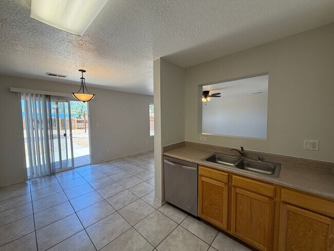Building Photo - 3 Bedroom Home Near Unser Blvd NW & Ladera Dr NW!
