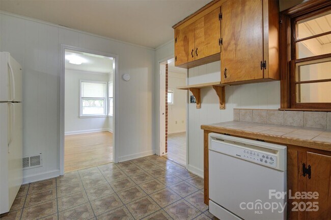 Building Photo - 607 W 19th Ave