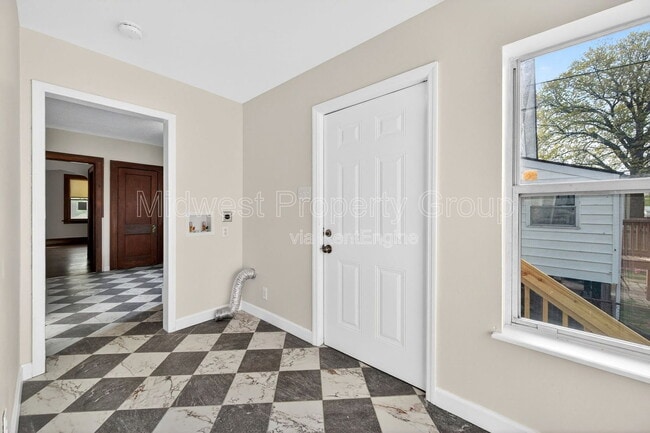 Building Photo - 5324 Nagel Ave