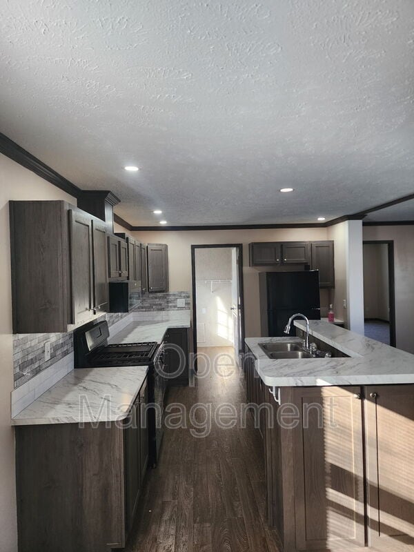 Building Photo - 511 E 1st St