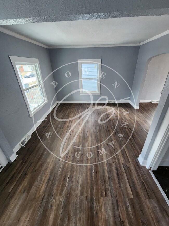 Building Photo - 3 bed 1 bath with lots of space!