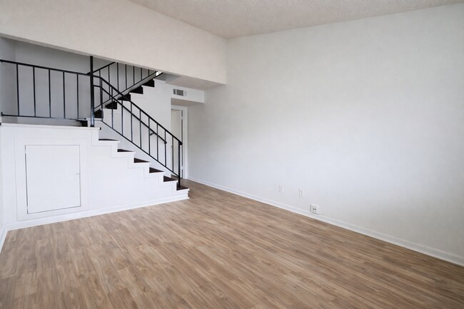 Building Photo - Newly Updated Townhouse for Rent