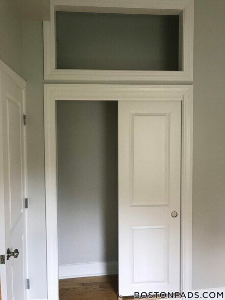 Building Photo - 6 St James Pl