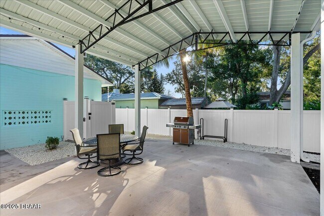 Building Photo - 1146 Riverside Dr