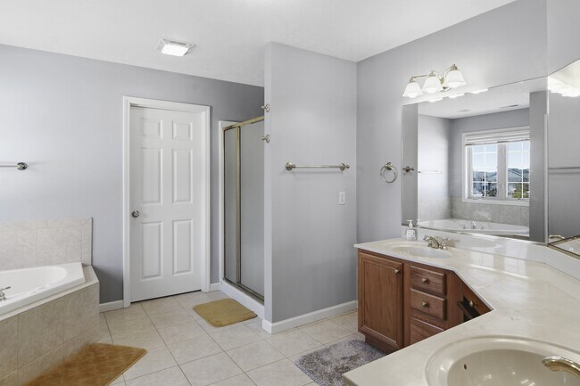 Building Photo - 2950 E Stone Creek Blvd