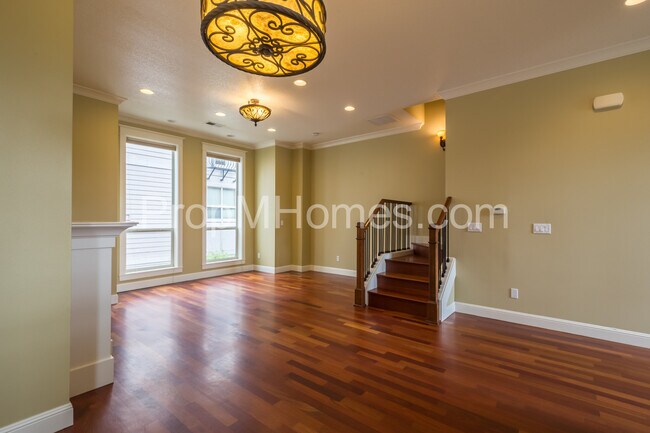 Building Photo - Prime Location - Luxury Two Bedroom Townhouse with Stylish Amenities