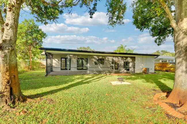 Building Photo - 1009 Alamanda Dr