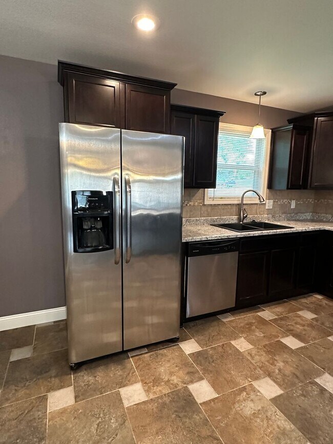 Building Photo - 4 Bed 2 Bath FOR RENT in Waynesville