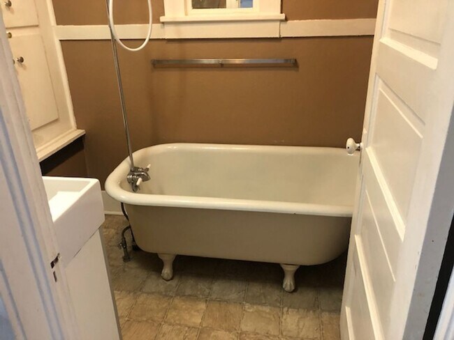 Building Photo - VINTAGE BUNGALOW NEAR CORBIN PARK AVAILABLE NOW!!