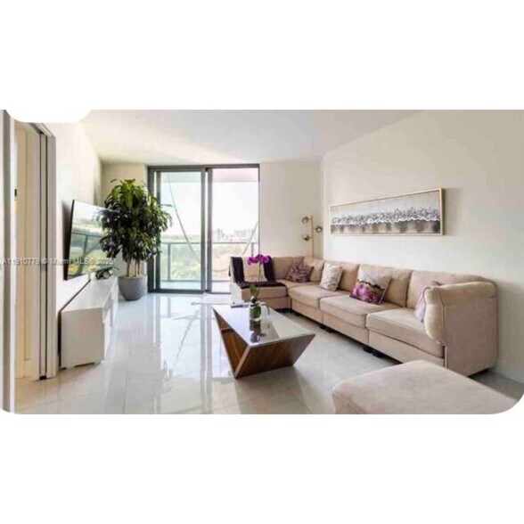 Primary Photo - 501 NE 31st St